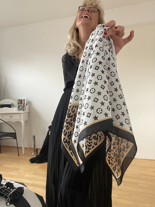 Schal/Nickituch KANDIA €29,90; ein wunderschönes Accessoire, peppt Schlichtes auf!!