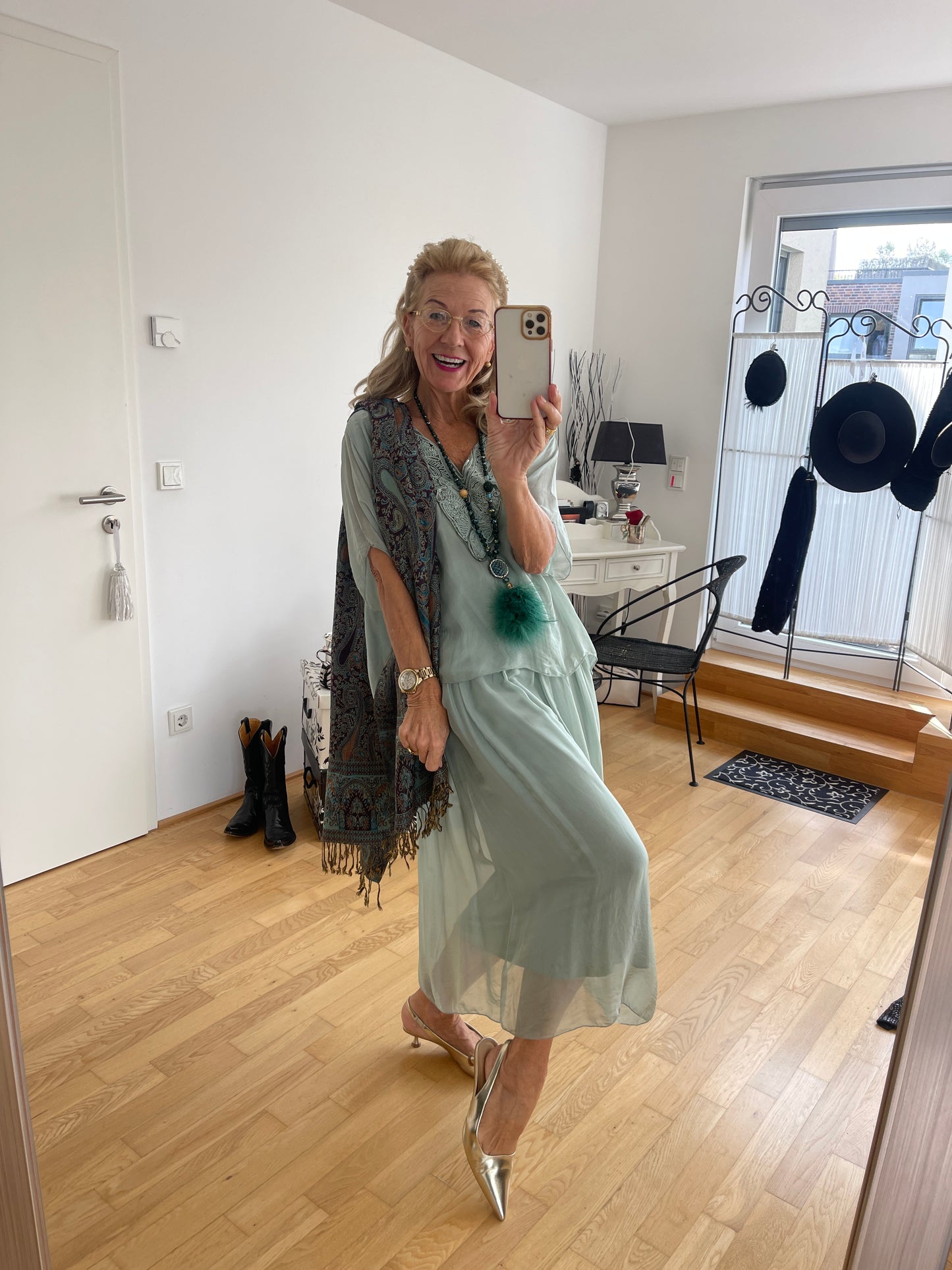 Kleid BEAUTIFUL eukalyptus; €129,90; ein zauberhaftes Modell für festliche Tage und ideal auch für die Kundin mit Genussgröße