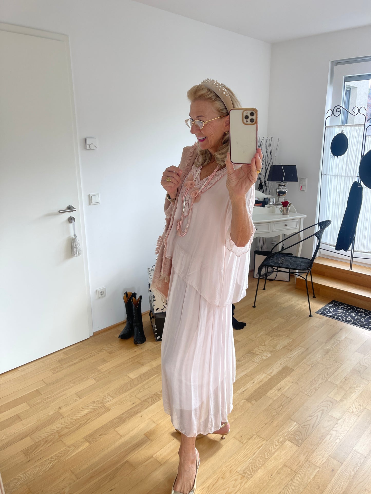 Kleid BEAUTIFUL €129,90 rose; zauberhaftes Kleid für die festlichen Tage; ein perfektes Modell für Genussgrößen
