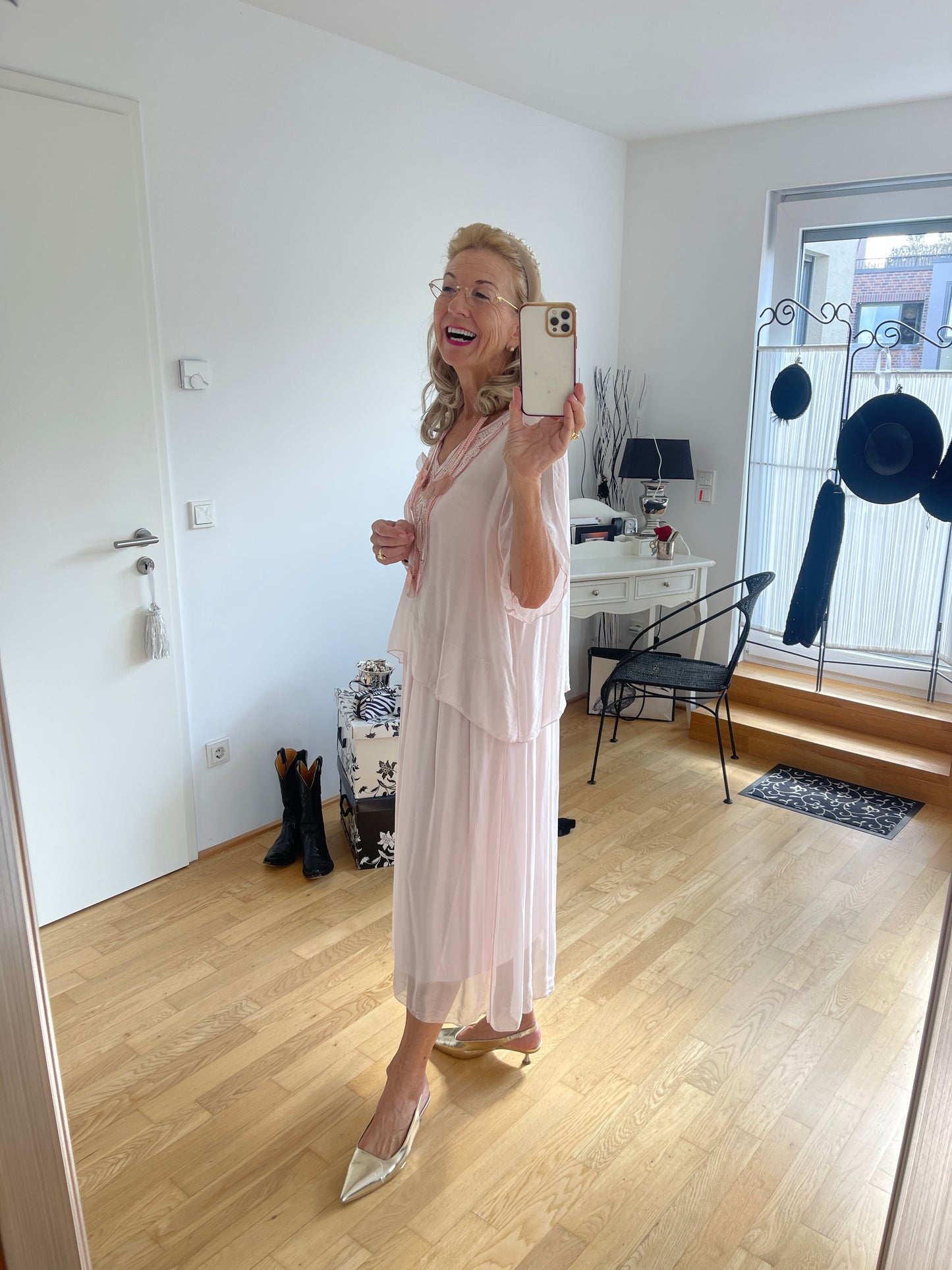 Kleid BEAUTIFUL €129,90 rose; zauberhaftes Kleid für die festlichen Tage; ein perfektes Modell für Genussgrößen