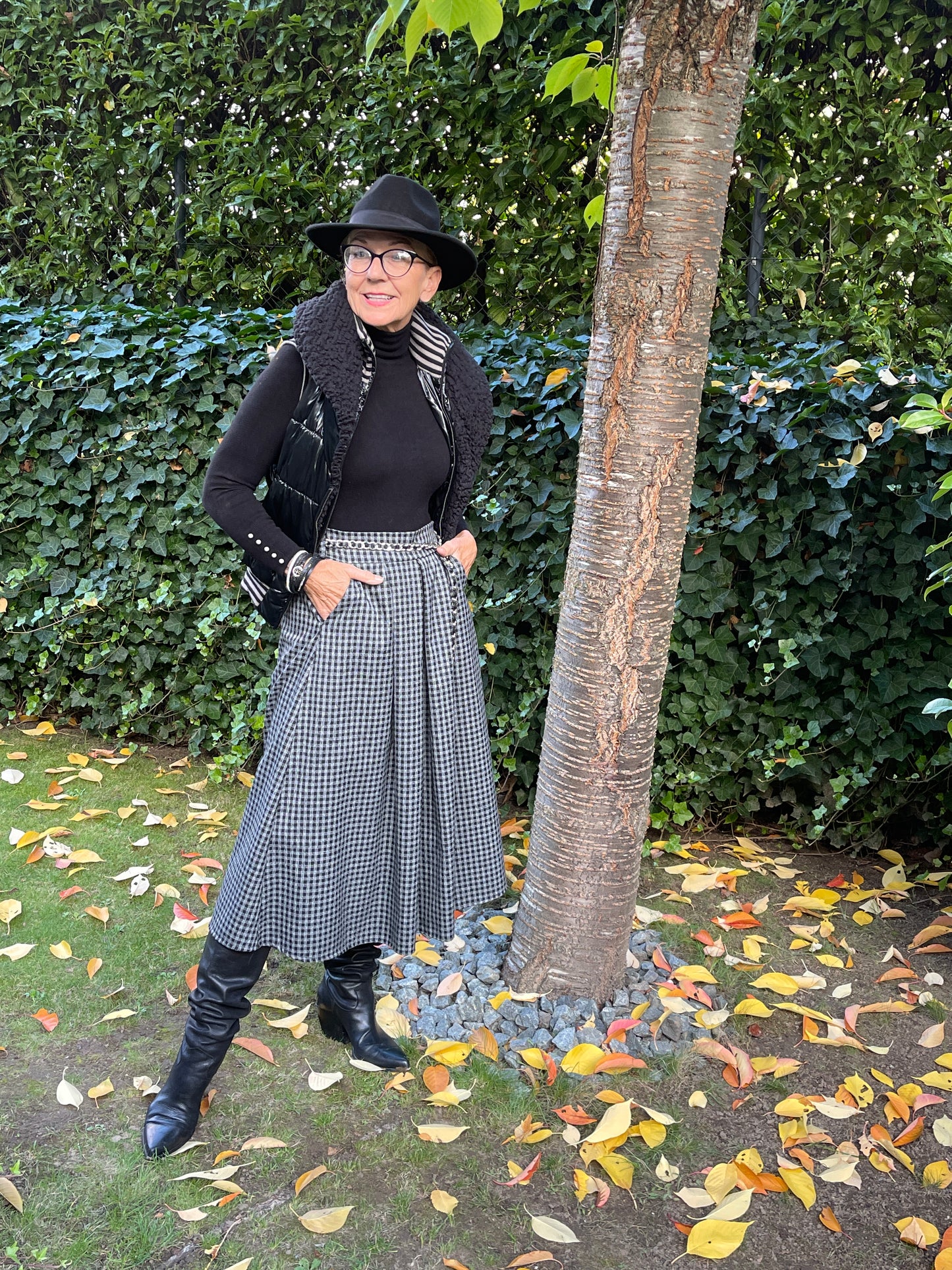 Rock ELLA; €89,90; … ein Fashion-Highlight in „ Black&Grau“