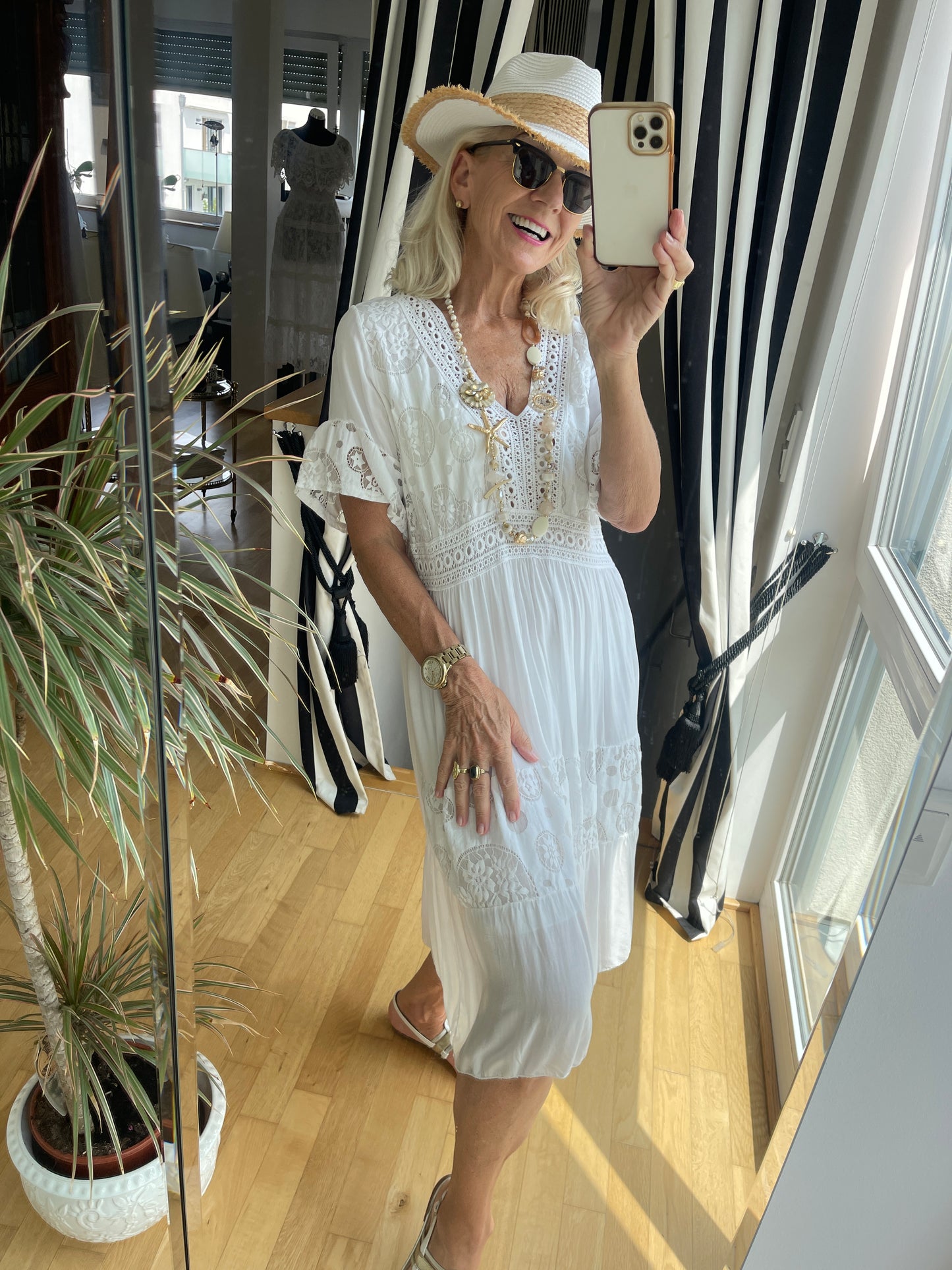 Kleid PETZI white €99,90; ein Traum für luftige Sommertage