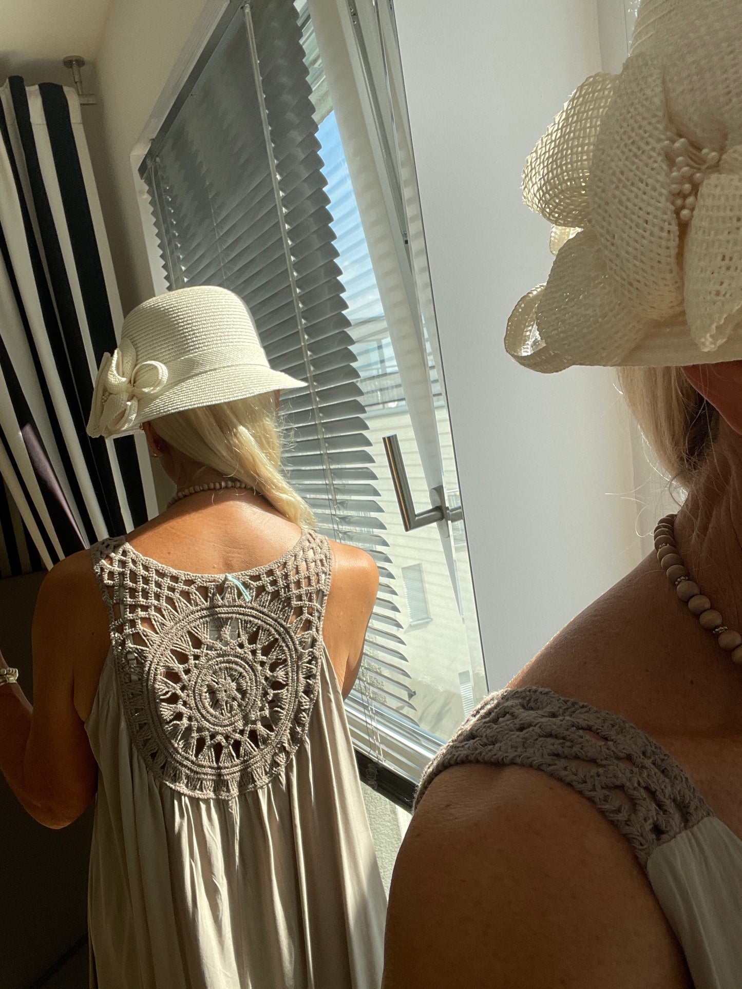 Kleid BURMA taupe; €69,90; ein zauberhaftes, raffiniertes Sommerkleid, dass man kaum spürt