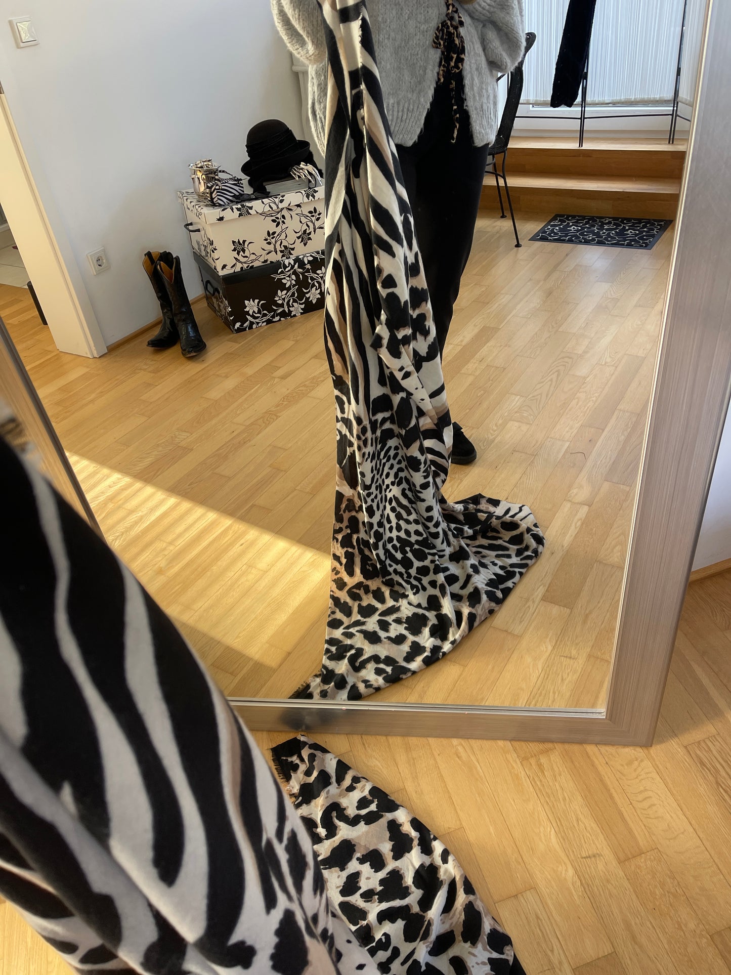 Schal CHRISTINA beige/schwarz €49,90, stylisch & kuschelig, mega im Trend