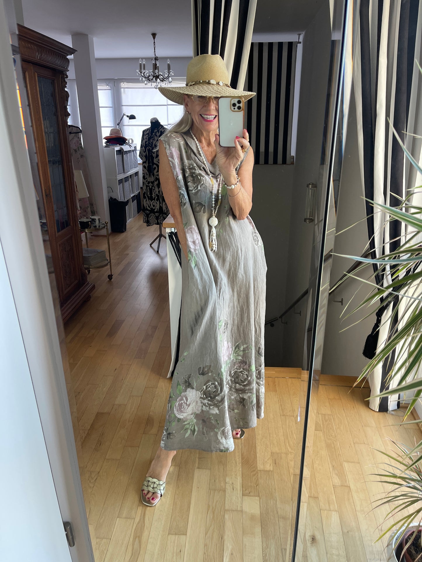 Kleid CARLOTTA nougat €79,90 statt €109,90;… Kleider machen Leute… Modell CARLOTTA hält Wort