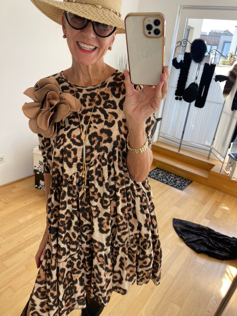Kleid MEDICA €99,90; super stylisch im Leo-Look