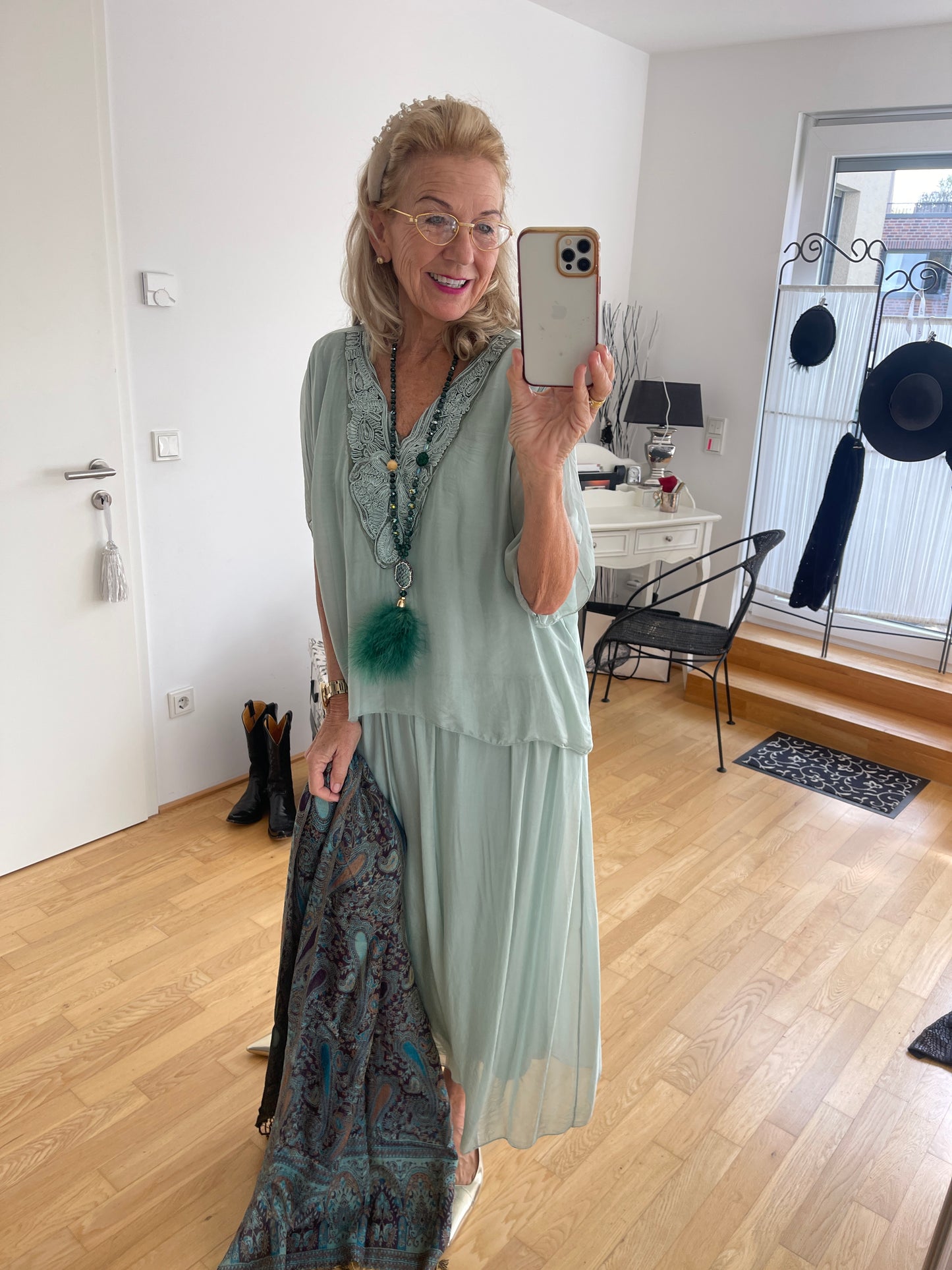 Kleid BEAUTIFUL eukalyptus; €129,90; ein zauberhaftes Modell für festliche Tage und ideal auch für die Kundin mit Genussgröße