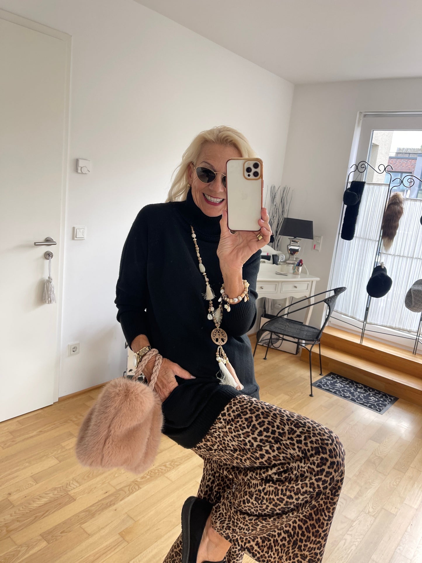 Pullover JACKY black €89,90; stylisch, locker und leger fallender Longpullover