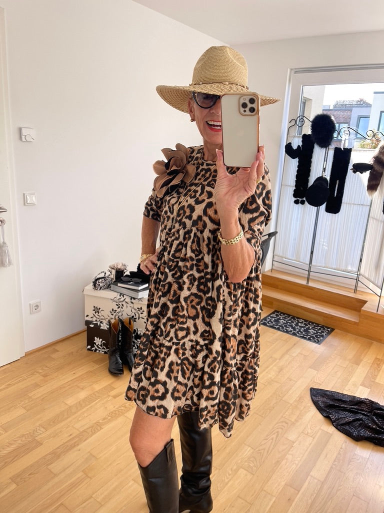 Kleid MEDICA €99,90; super stylisch im Leo-Look