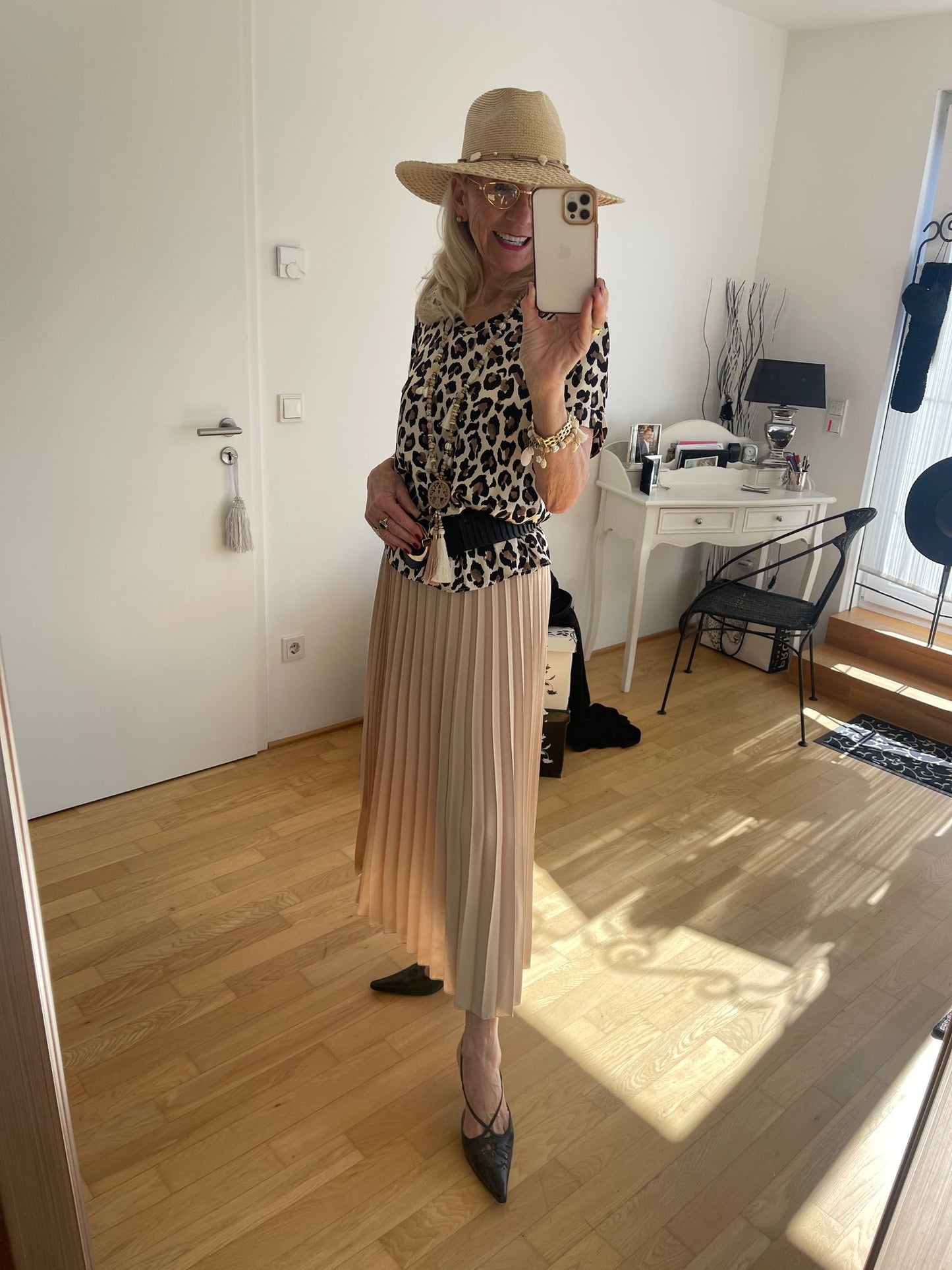 Rock CASPAR beige; €89,90; genial schmal fallender Plisseerock, perfektes Basic-Teil