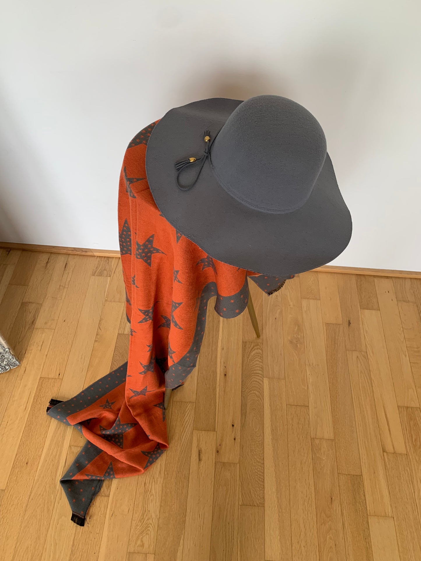 Schal AMALIE grey/orange €49,90; soft, kuschel .. super leicht.. und soo stylisch