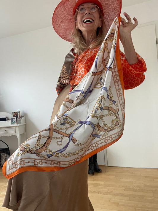 Schal „Nickituch“ JASON orange €29,90; Ein MUST-HAVE der Saison