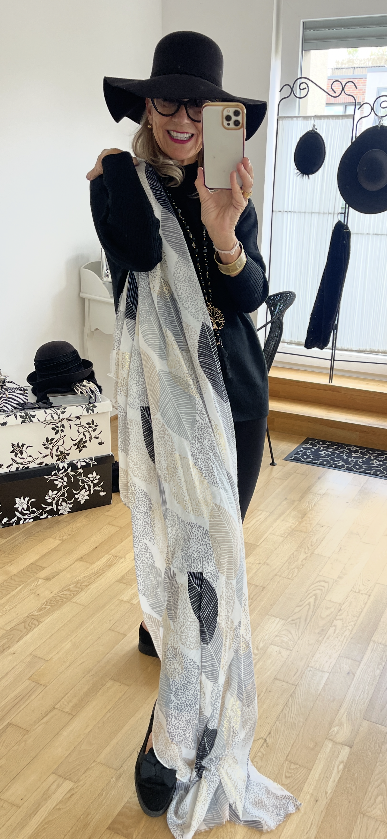 Schal LEAVES gold/silver; €29,90 statt €39,90 im Black-Friday-Deal edel und leicht .. ein wunderschönes Accessoires