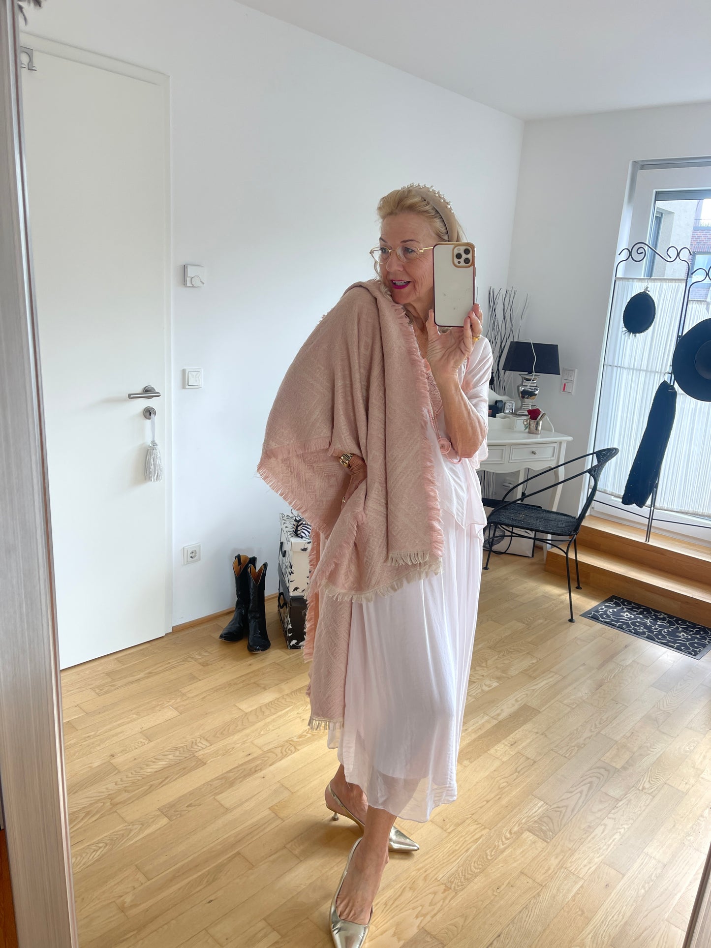 Kleid BEAUTIFUL €129,90 rose; zauberhaftes Kleid für die festlichen Tage; ein perfektes Modell für Genussgrößen