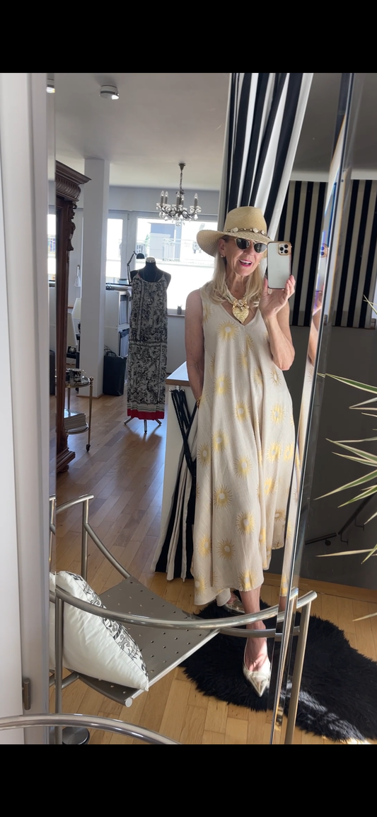 Kleid JASMINA €119,90, ein Modell, das mit der Sonne um die Wette strahlt