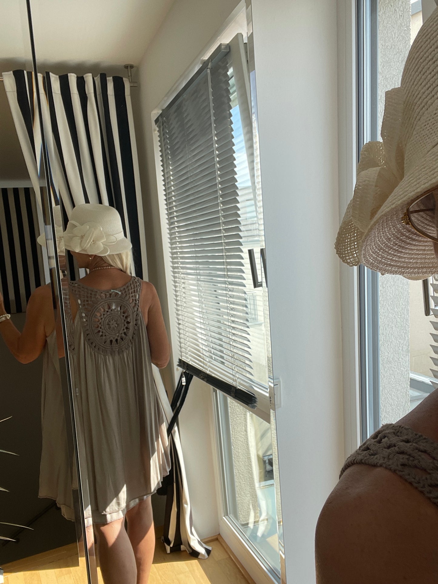 Kleid BURMA taupe; €69,90; ein zauberhaftes, raffiniertes Sommerkleid, dass man kaum spürt