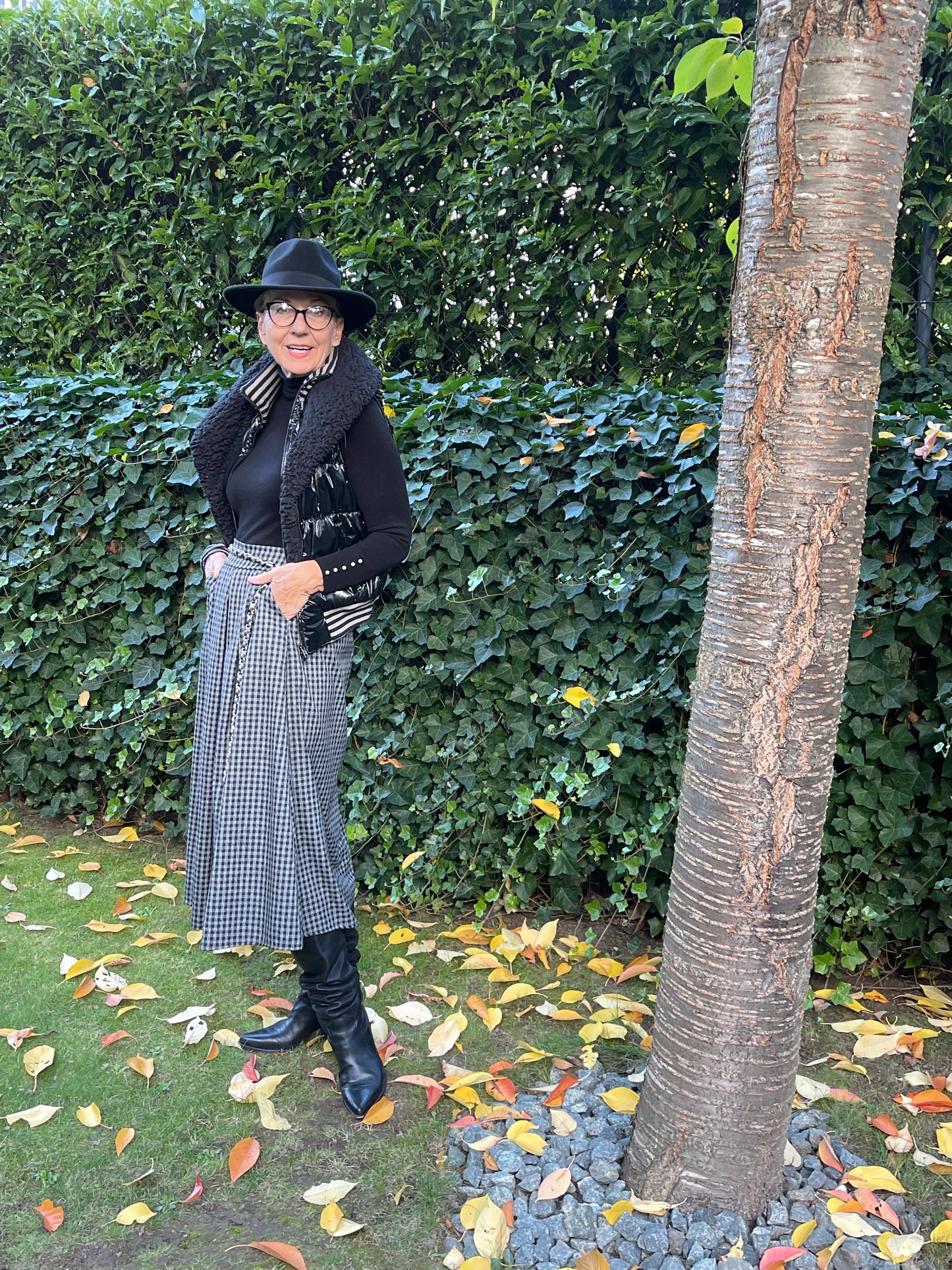 Rock ELLA; €89,90; … ein Fashion-Highlight in „ Black&Grau“