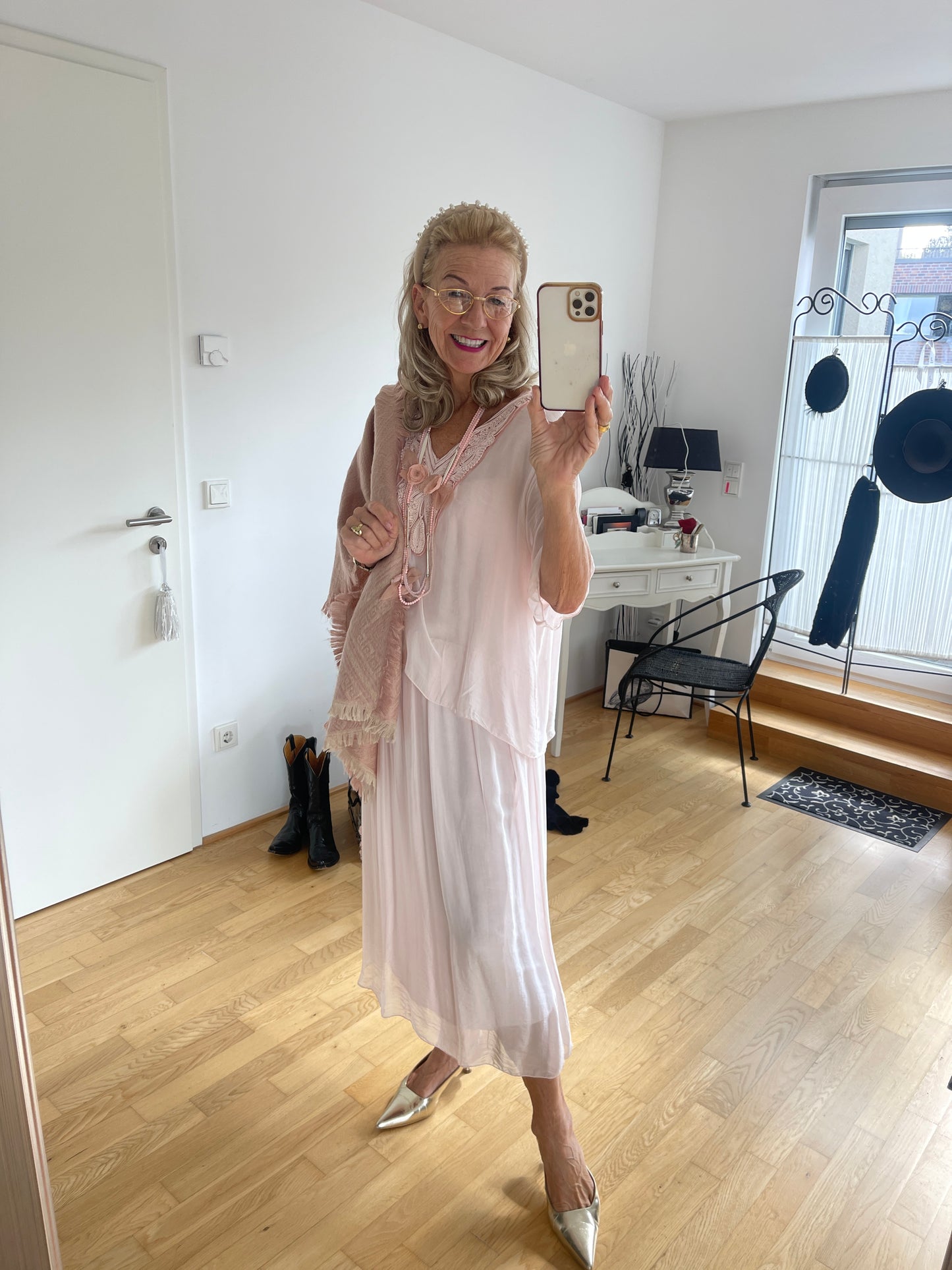 Kleid BEAUTIFUL €129,90 rose; zauberhaftes Kleid für die festlichen Tage; ein perfektes Modell für Genussgrößen