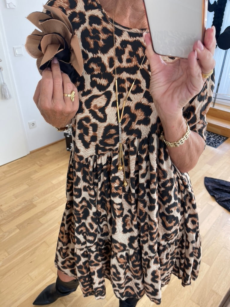 Kleid MEDICA €99,90; super stylisch im Leo-Look