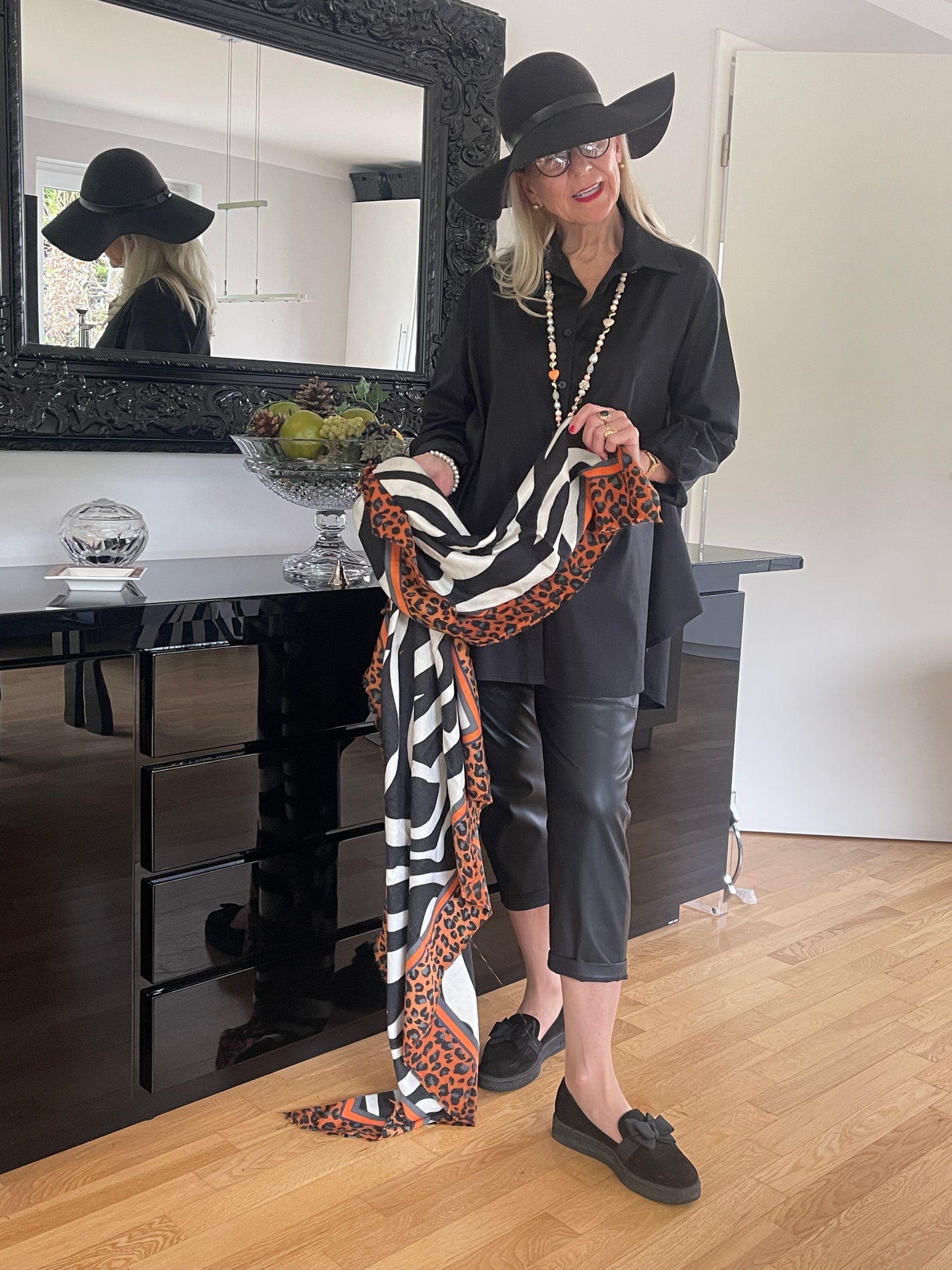 Bluse JETTE black; jetzt €59,90 statt €89,90 Super extravagante Oversize-Long-Bluse. Ein richtiger Hingucker!!