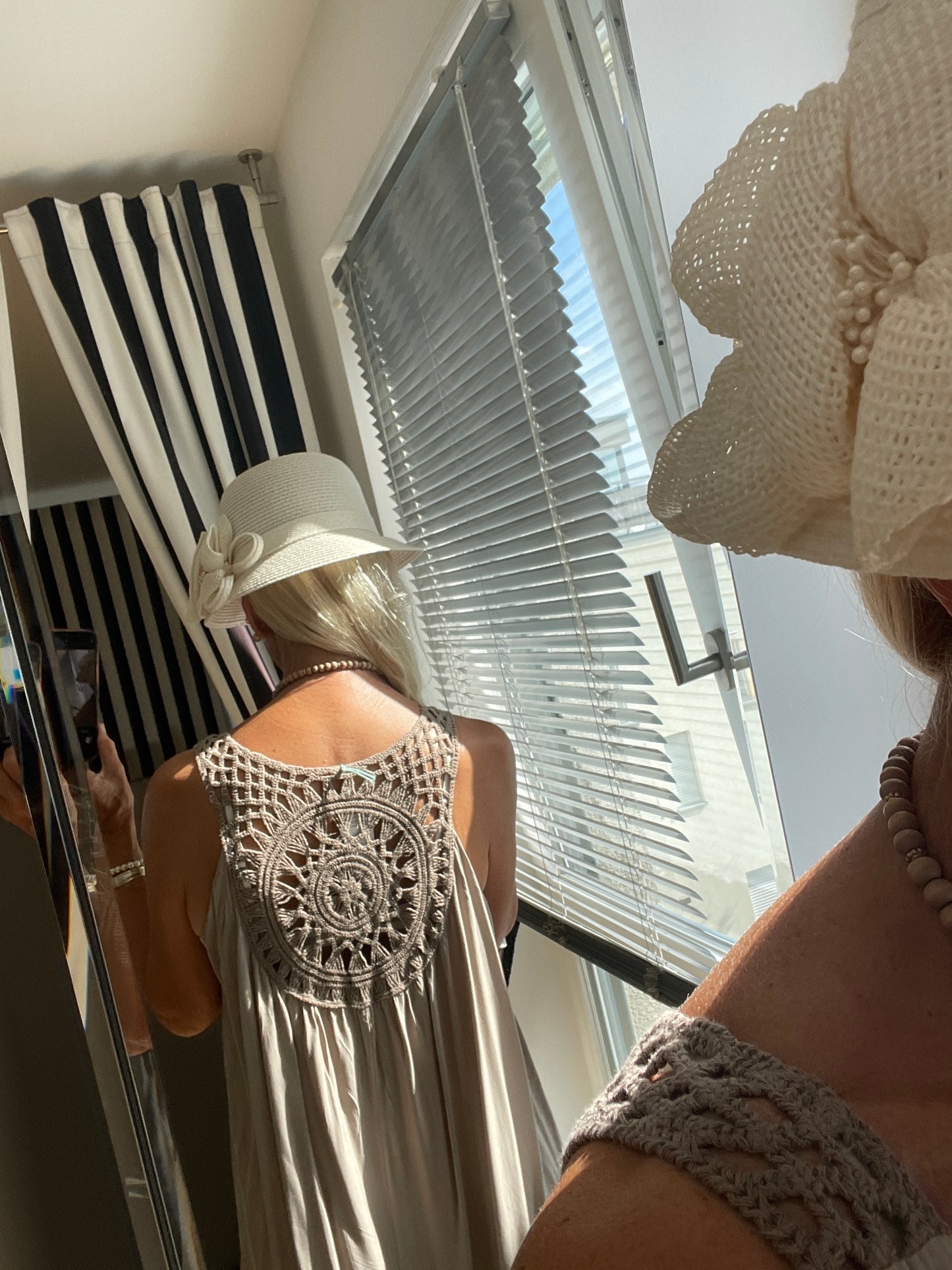 Kleid BURMA taupe; €69,90; ein zauberhaftes, raffiniertes Sommerkleid, dass man kaum spürt