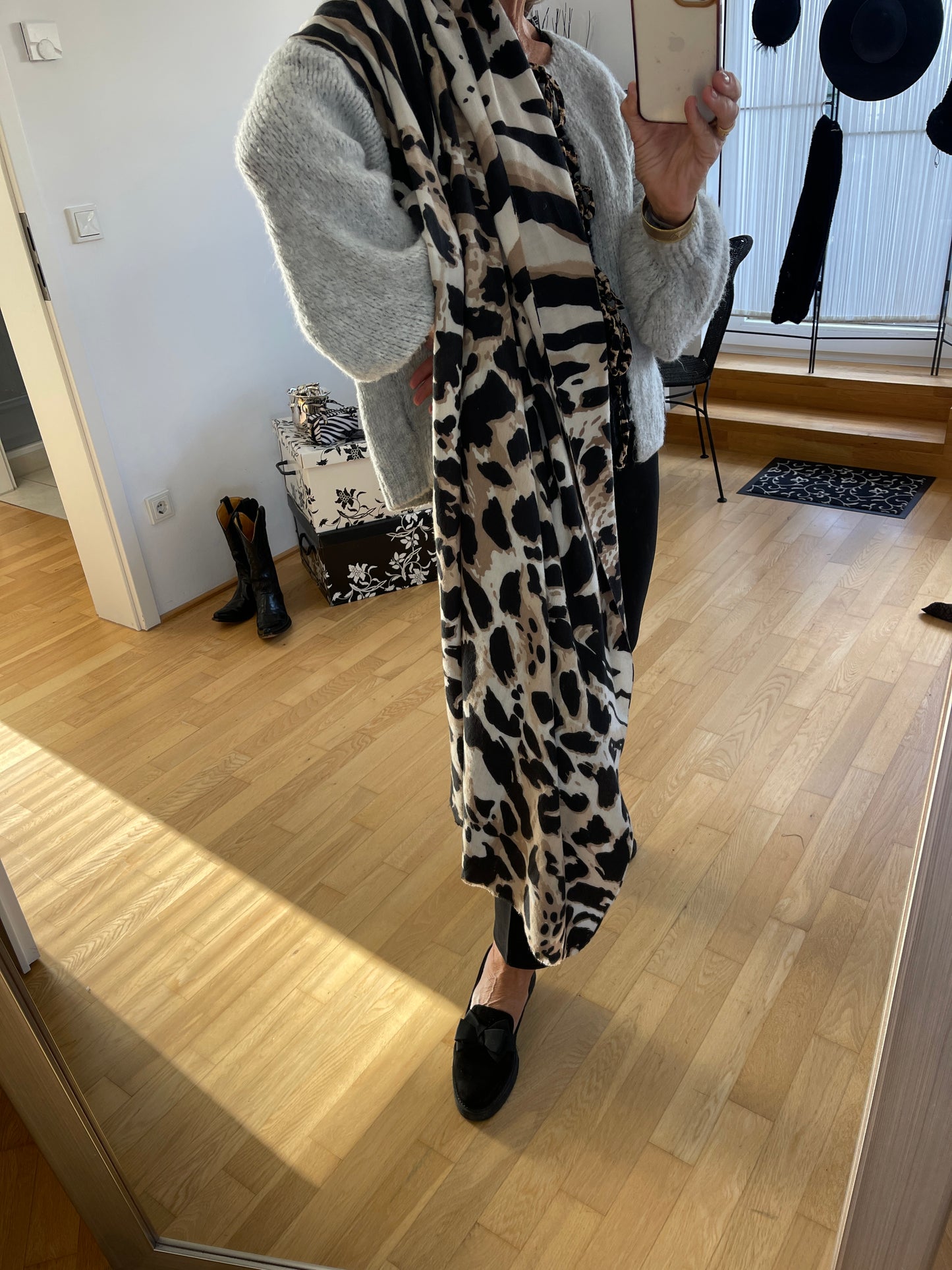 Schal CHRISTINA beige/schwarz €49,90, stylisch & kuschelig, mega im Trend