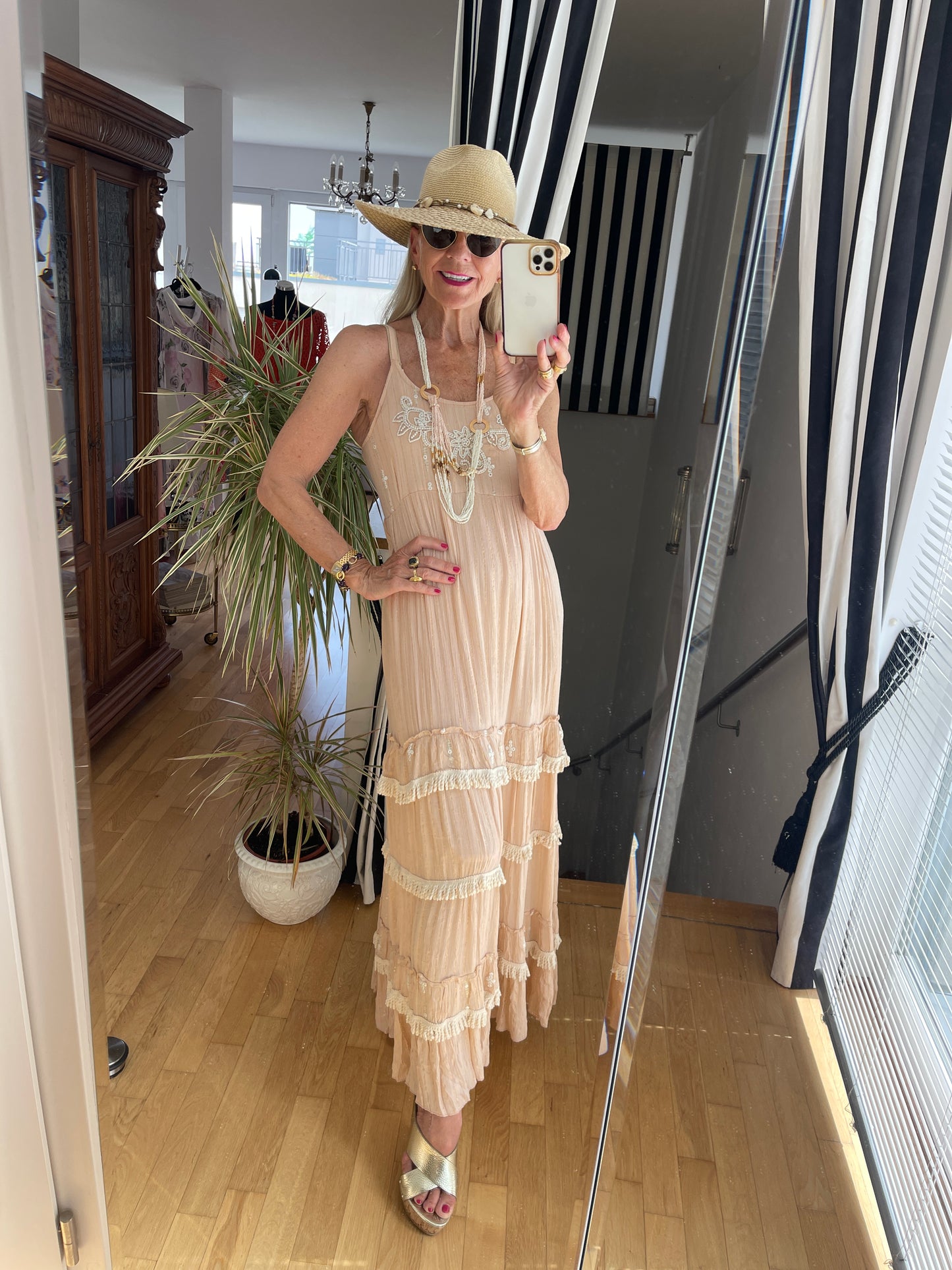 Kleid PALLAK €129,90; da kann der Sommer ewig dauern