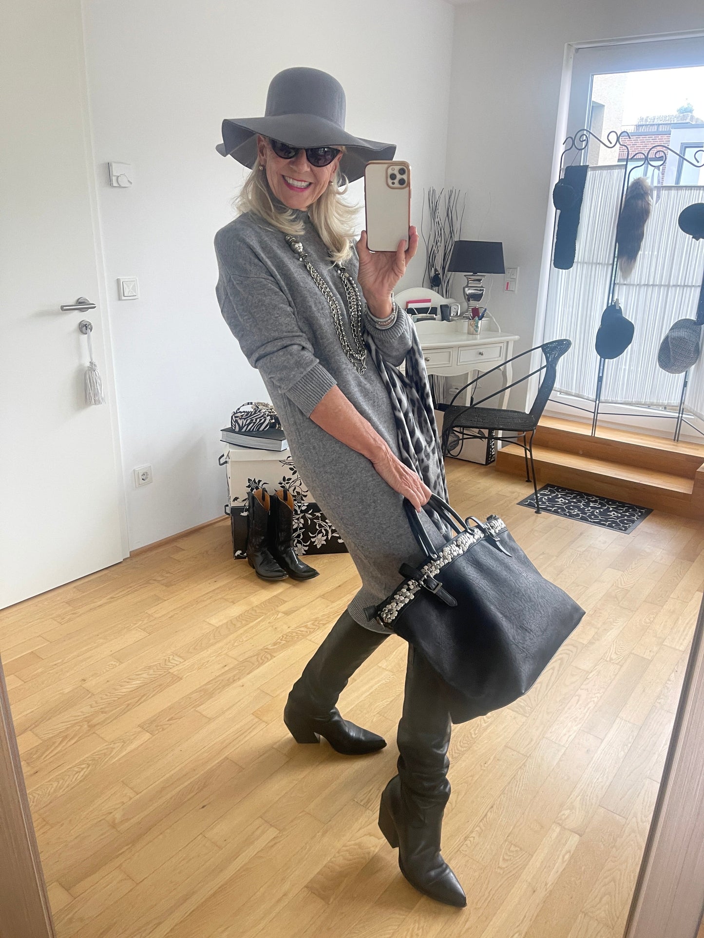 Kleid NASTI grey; €99,90; fantastisch sitzendes, perfekt kombinierbares Stickkleid