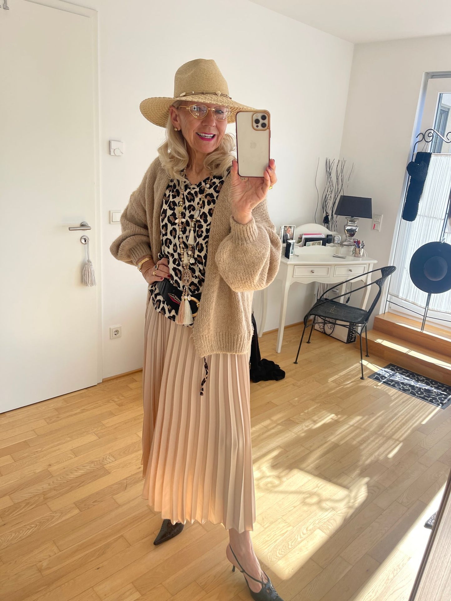 Rock CASPAR beige; €89,90; genial schmal fallender Plisseerock, perfektes Basic-Teil