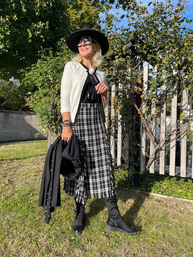Strickjacke GORNI Gr.S/M €89,90; Extravaganz im Coco-Style