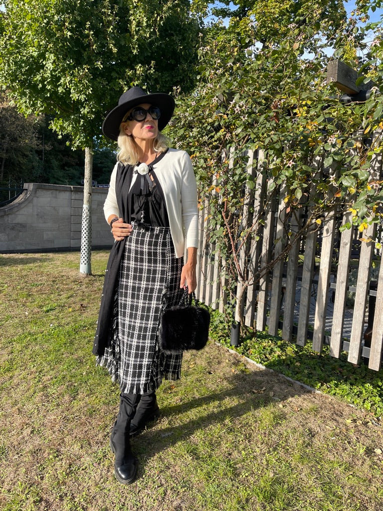 Strickjacke GORNI Gr.S/M €89,90; Extravaganz im Coco-Style