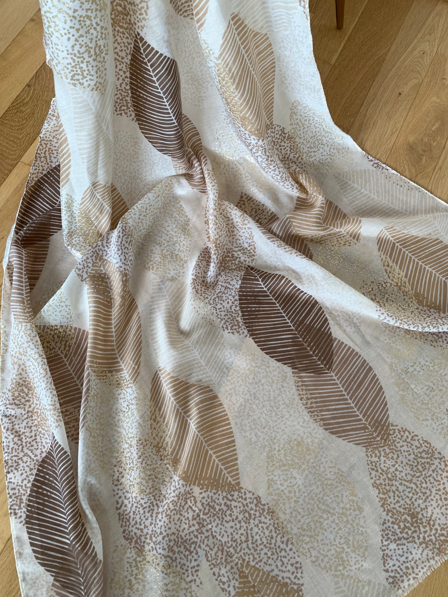 Schal LEAVES gold; €29,90 statt €39,90 „Im Black-Friday-Outlet“, ein herrlich leichter und edler Longschal