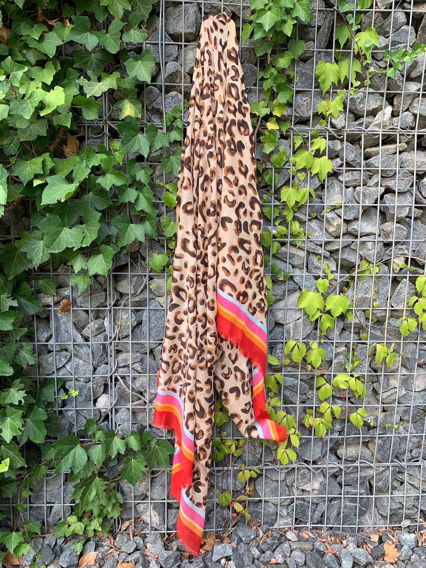 Schal COLOURFUL LEO pink €35,90 im ENDLESS-SUMMER-SALE