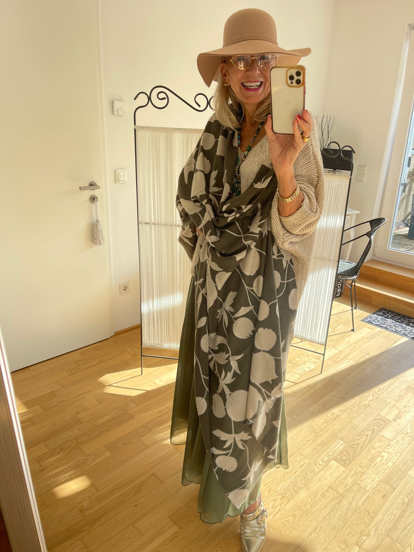 Schal PENELOPE oliv/beige €49,90; so wunderschön soft, so edel und herrlich angenehm 🍁