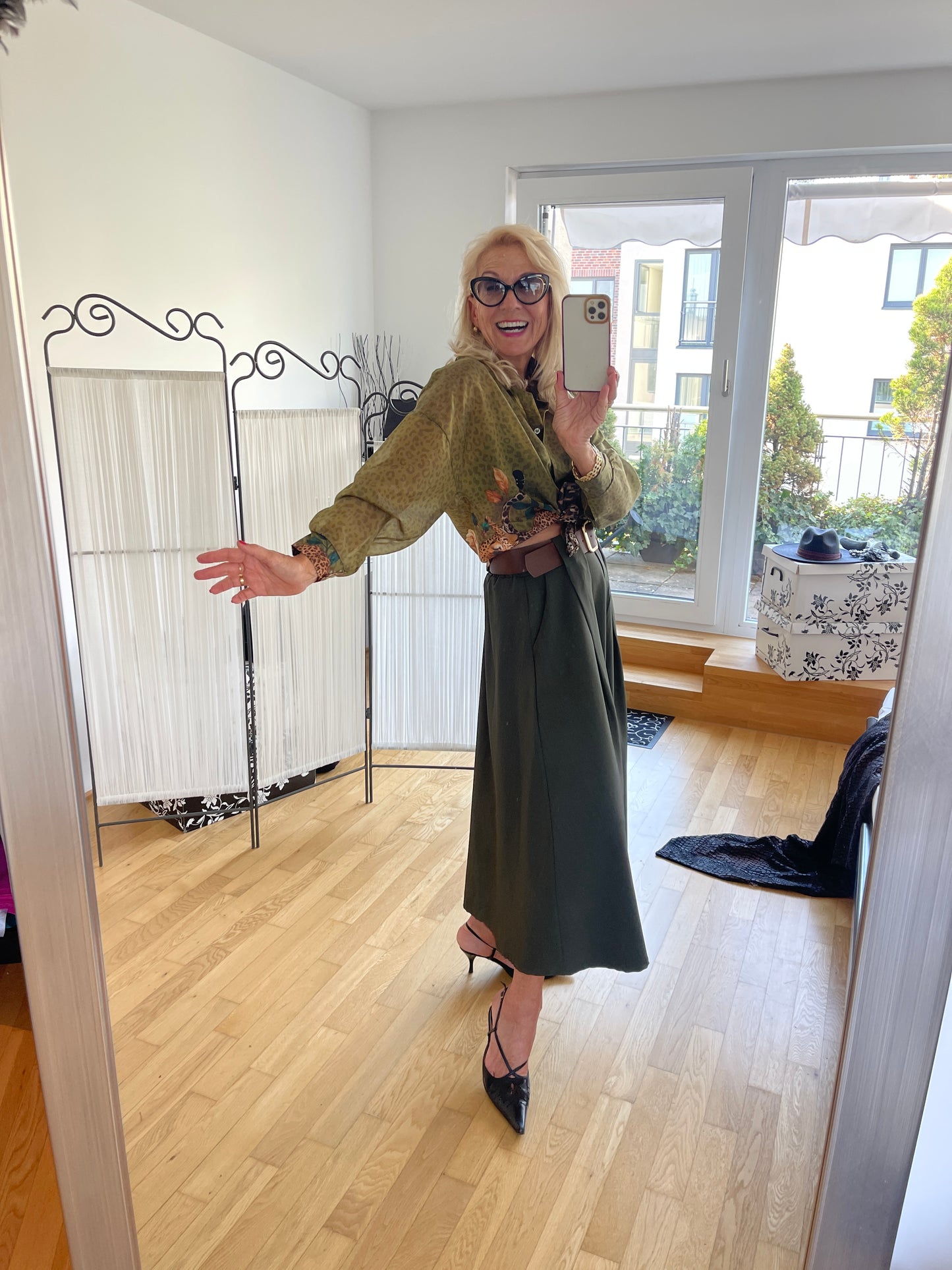 Bluse KASTORIA oliv €89,90; diesem Modell kann man doch gar nicht widerstehen!!