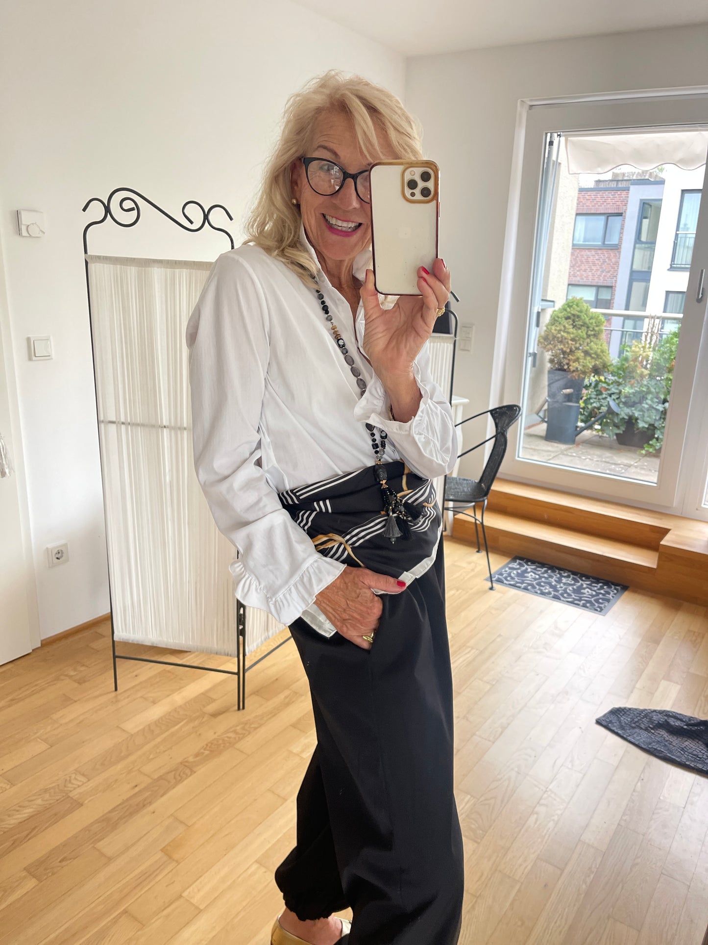 Bluse MAMARIS white €79,90; edler Klassiker mit dem gewissen Etwas🍁