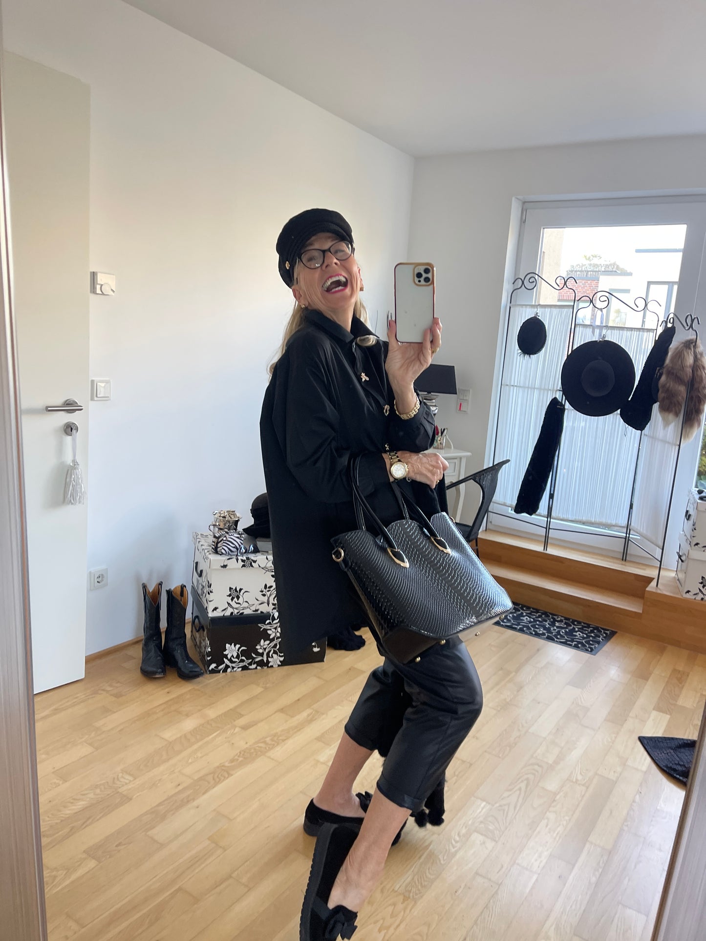 Bluse DARLING black; €49,90 statt €89,90; „ Im Black-Friday-Outlet“ super schicke & ausgefallene Oversize-Long-Bluse