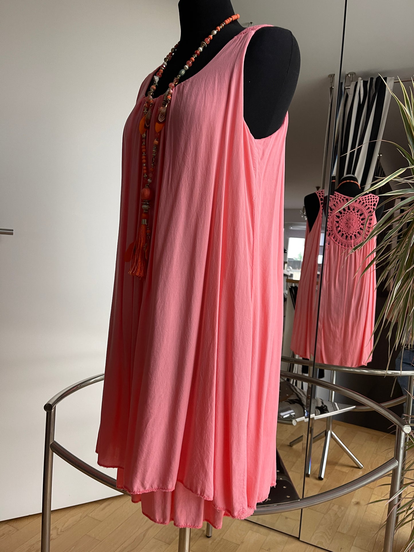 Kleid BURMA lachs €59,90 statt €79,90; ein schöner Rücken kann auch entzücken