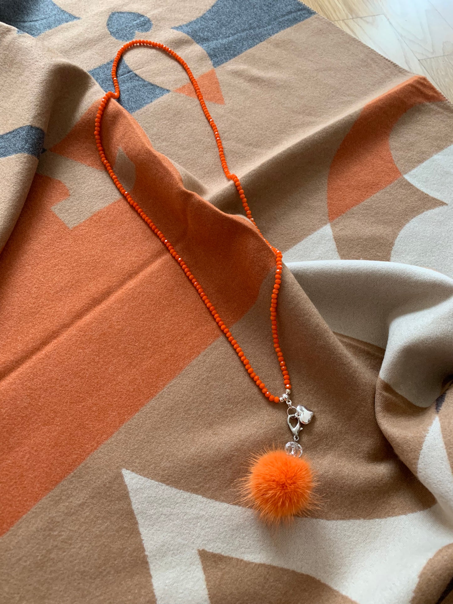 Kette, stylische Puschel-Longkette orange € 69,90