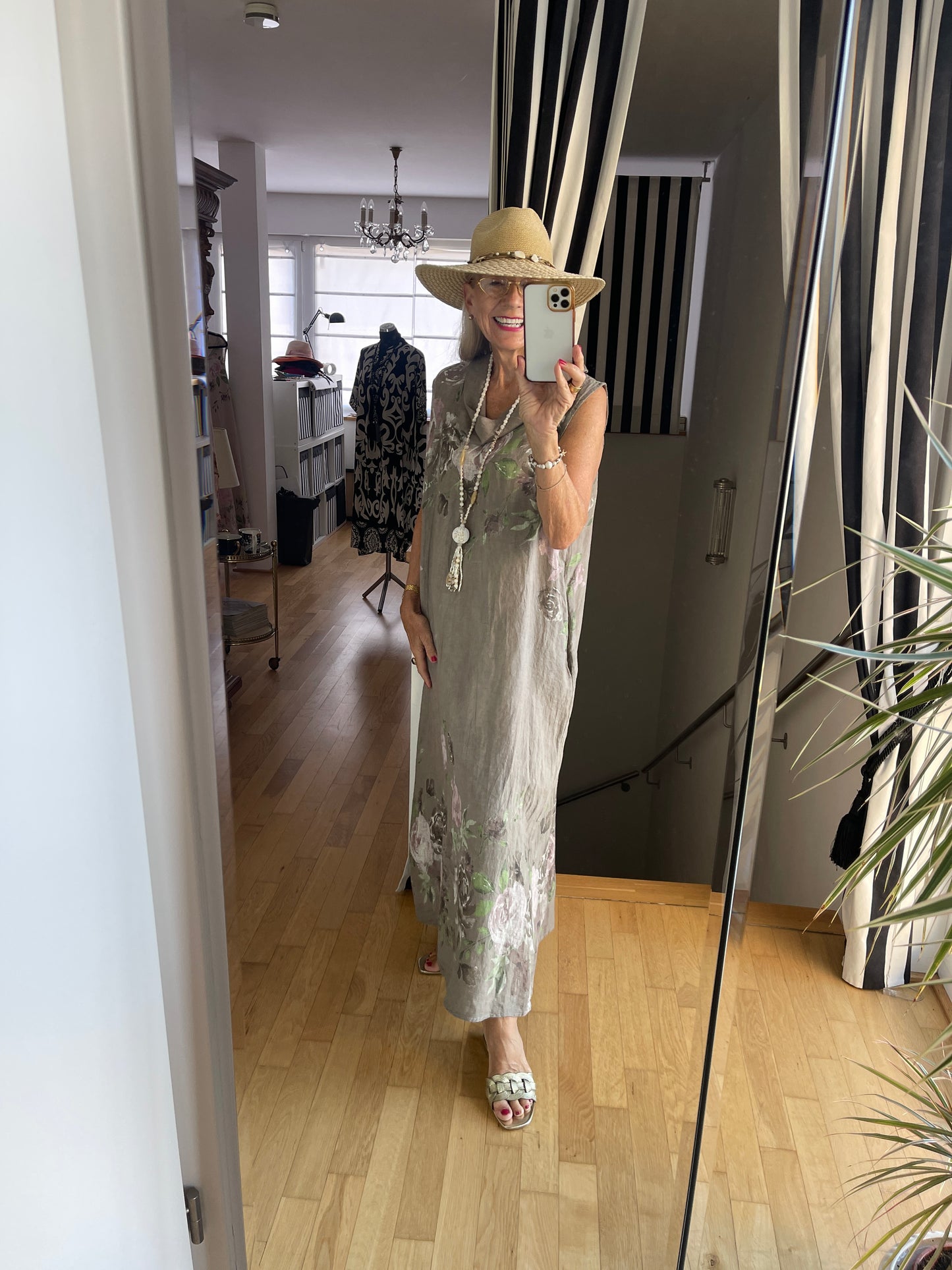 Kleid CARLOTTA nougat €79,90 statt €109,90;… Kleider machen Leute… Modell CARLOTTA hält Wort