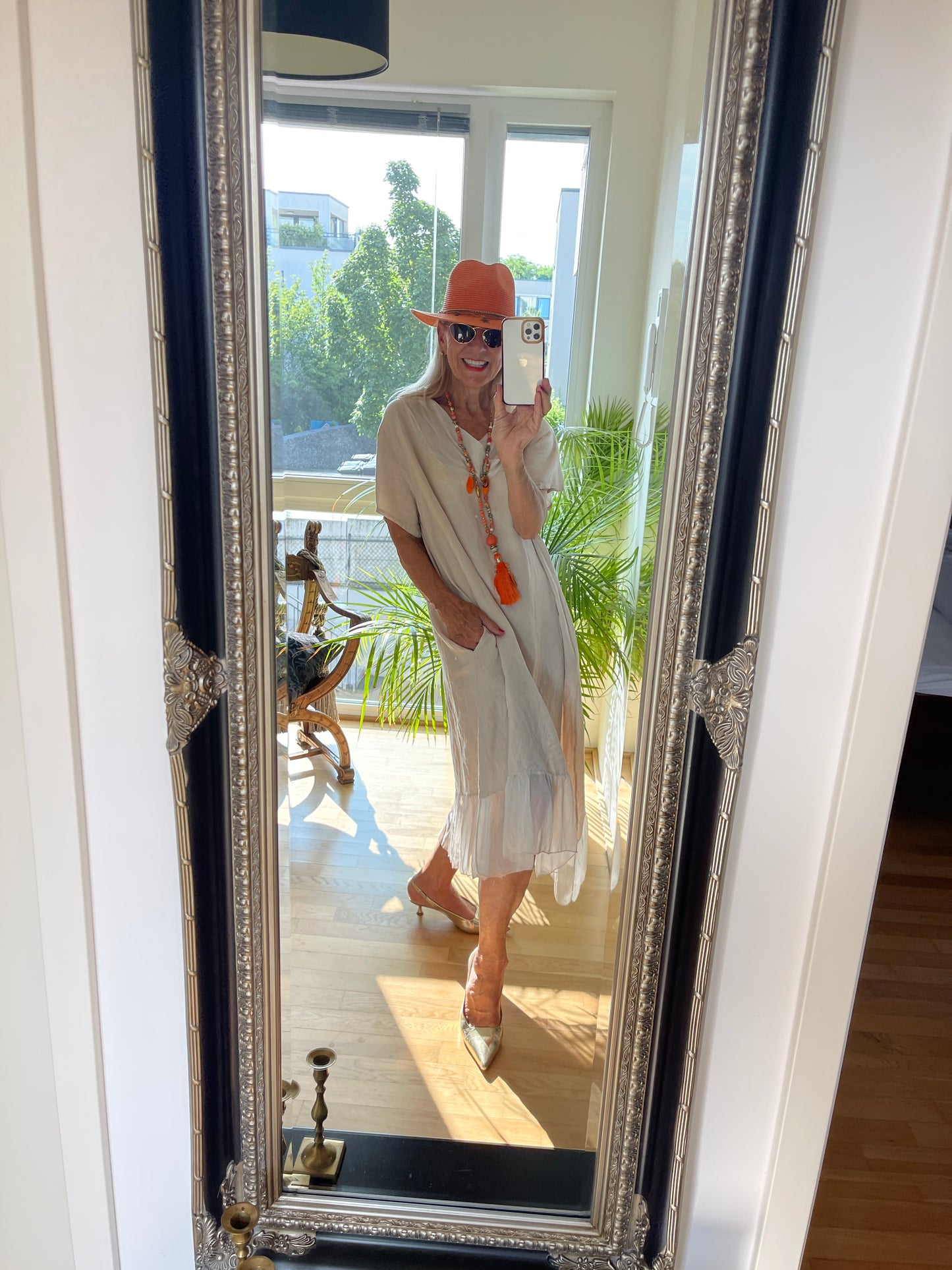 Kleid MARGOT beige €79,90 statt €109,90; auch starke Größen lieben extravagante Mode