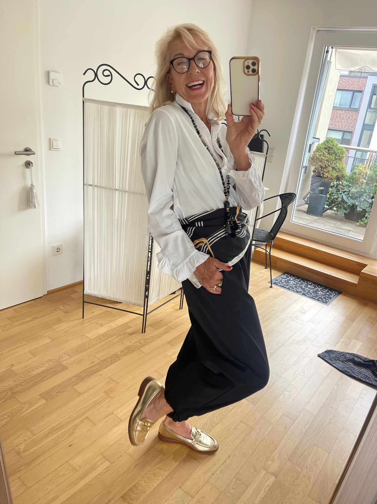 Bluse MAMARIS white €79,90; edler Klassiker mit dem gewissen Etwas🍁