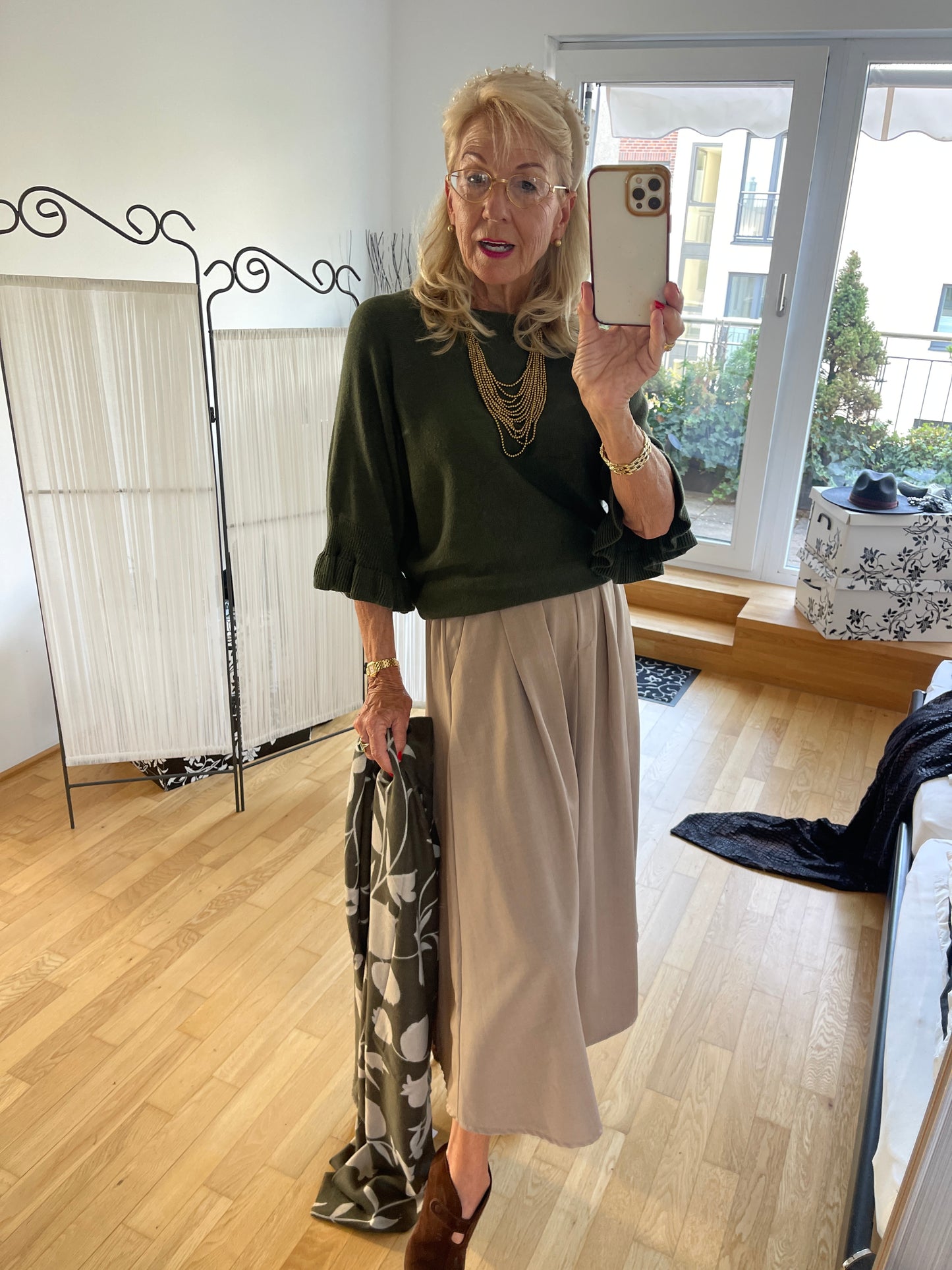 Pullover COLETTE olive €69,90; edel, schick und kuschelig