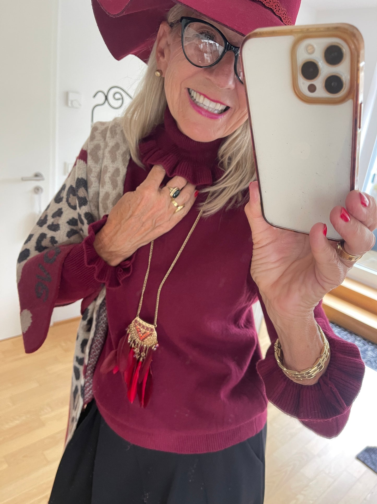 Pullover JELO bordeaux €69,90; Basic-Look trifft Raffinesse🍁