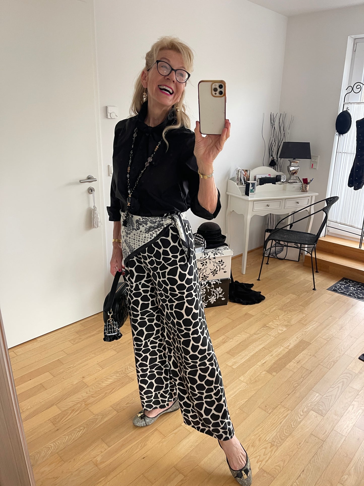 Bluse DELIA black €79,90; das ist doch mal eine ganz besondere schwarze Bluse