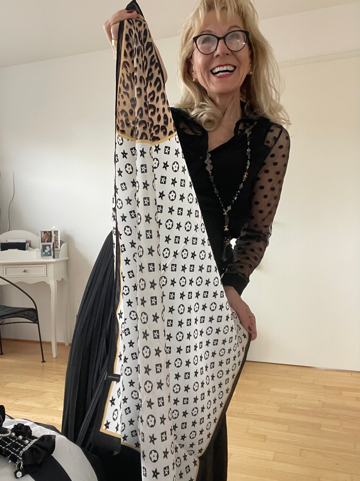 Schal/Nickituch KANDIA €29,90; ein wunderschönes Accessoire, peppt Schlichtes auf!!