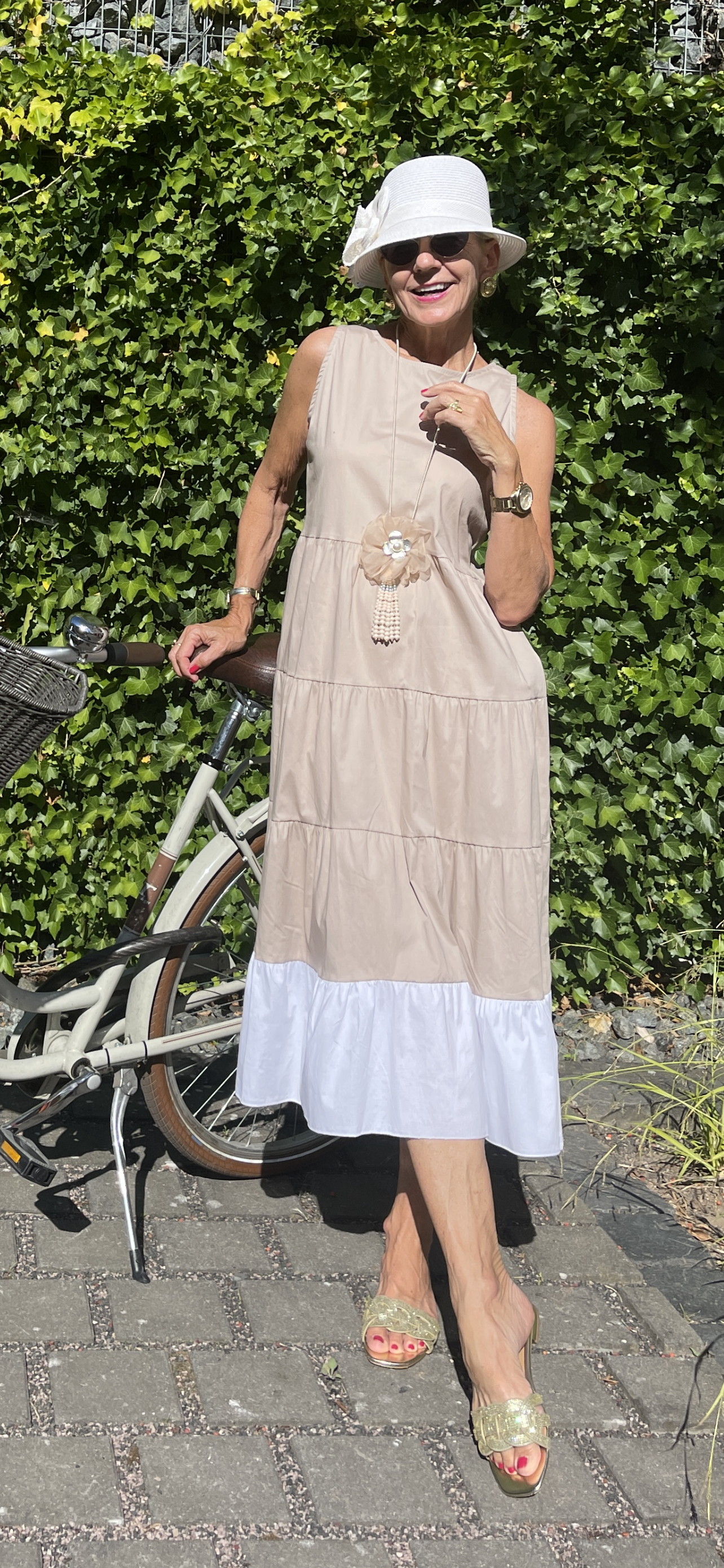 Kleid KARMA beige/weiß; €109,90