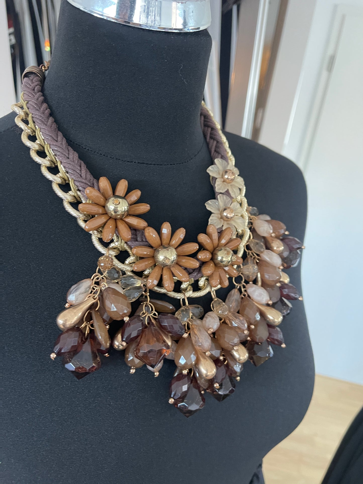 Kette Luna €49,90; wunderschönes ausdrucksstarkes Collier