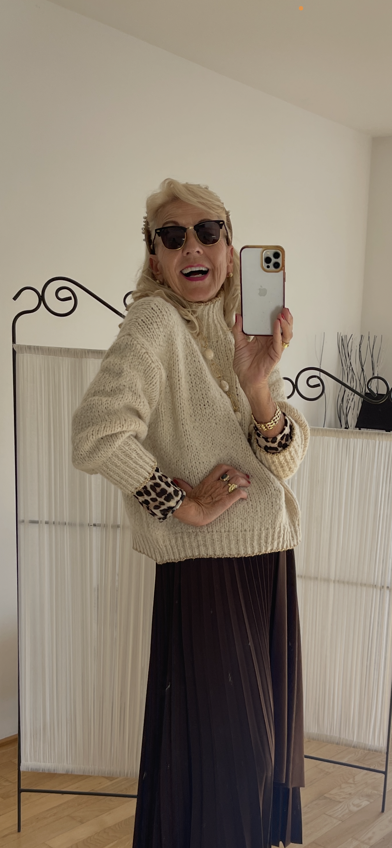 Pullover SAMANTHA beige €89,90; zarte Farben auch an kühlen Tagen🍂