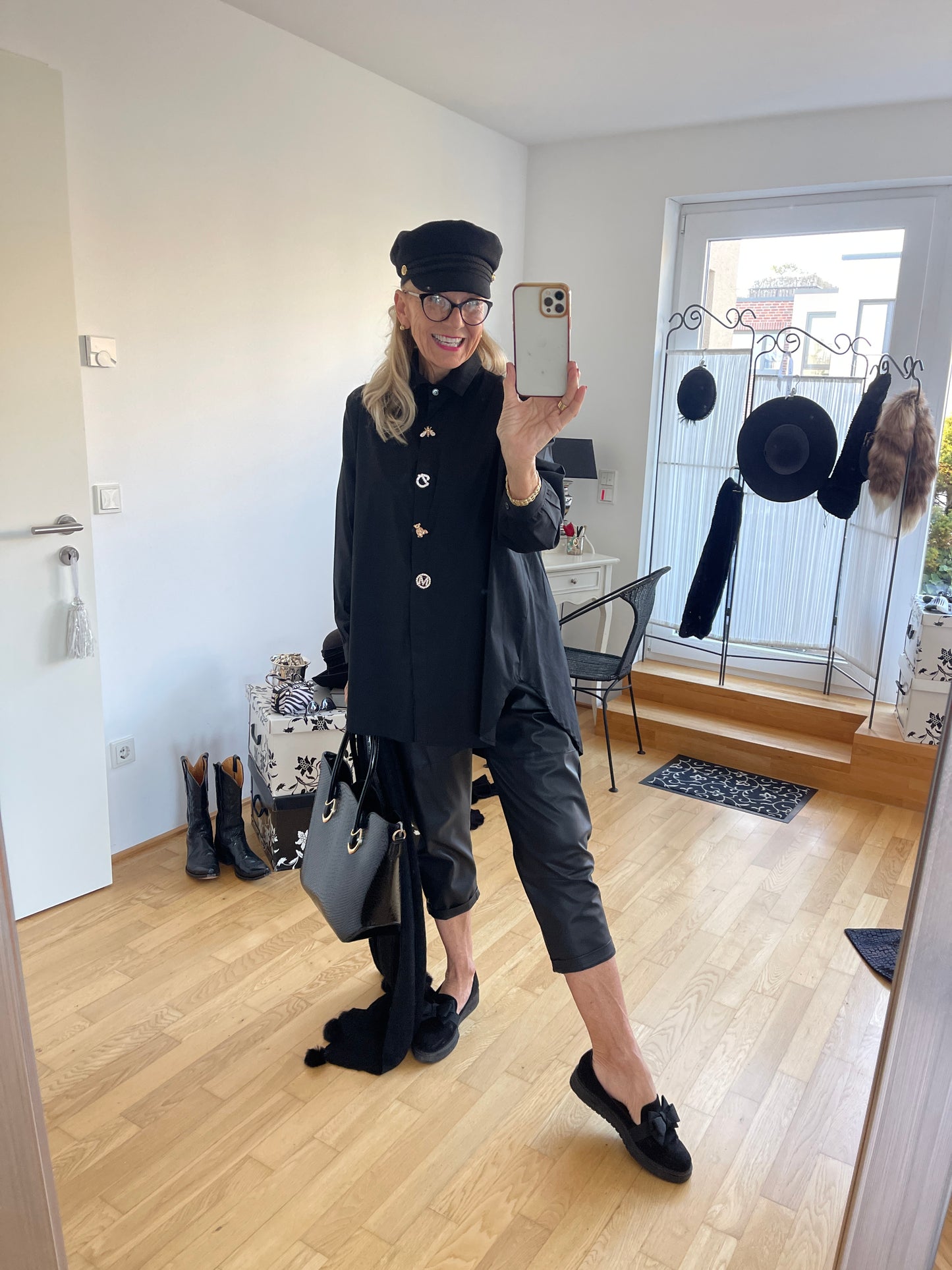 Bluse DARLING black; €49,90 statt €89,90; „ Im Black-Friday-Outlet“ super schicke & ausgefallene Oversize-Long-Bluse